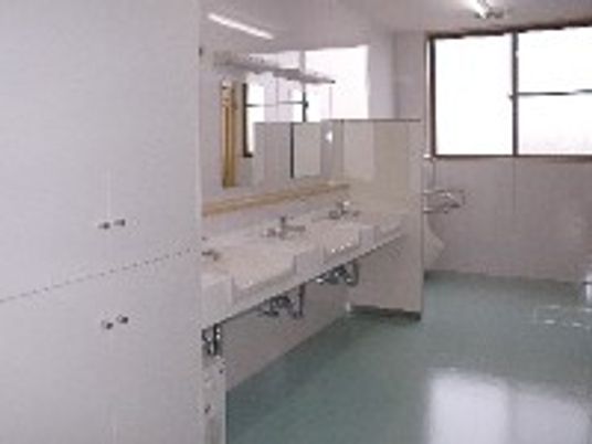 明るい洗面台の部屋