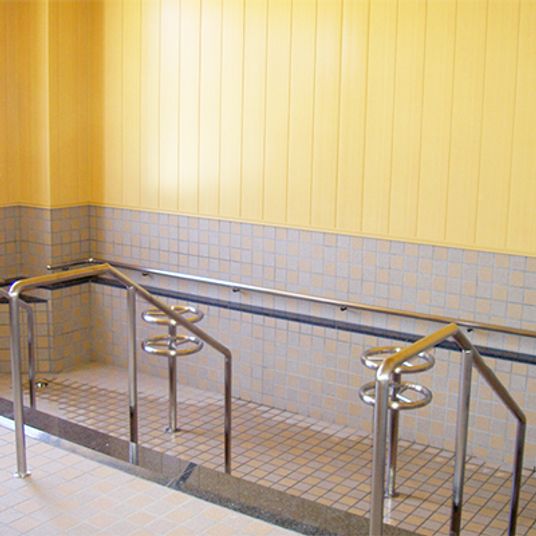 安全な手すり付き浴室