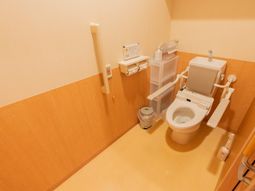 手すり付き個室トイレ