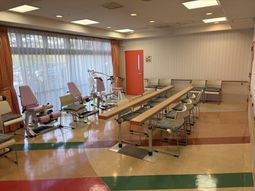 訓練機器が並ぶ部屋