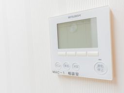 白い壁に設置された機械