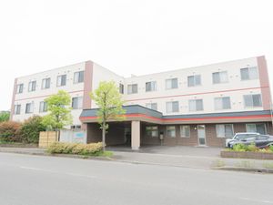 車が停まる建物の正面