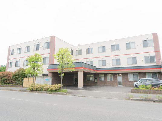 車が停まる建物の正面