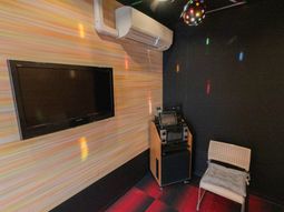 カラフルな壁の部屋