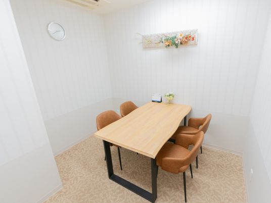 座りやすいテーブルの部屋  