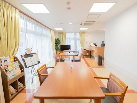 光が差し込む食堂