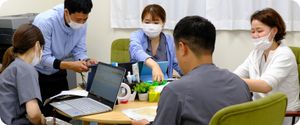 多様な職員が協議している様子