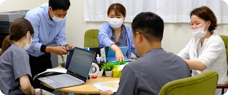 多様な職員が協議している様子