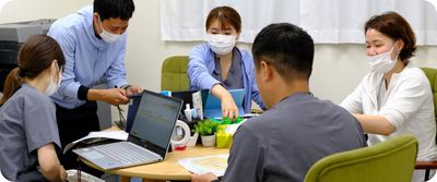 多様な職員が協議している様子