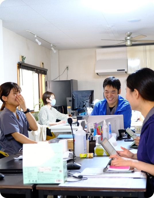 スタッフが笑顔で話す様子