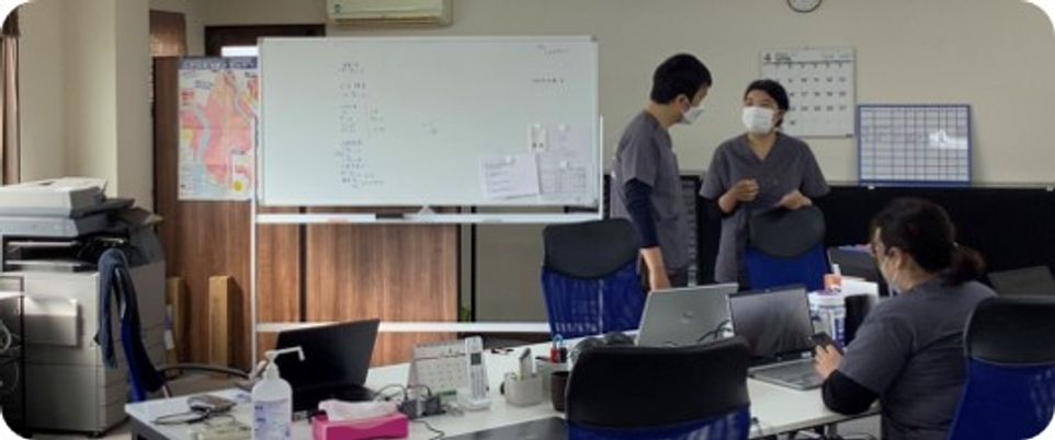 スタッフ同士が会話するオフィス