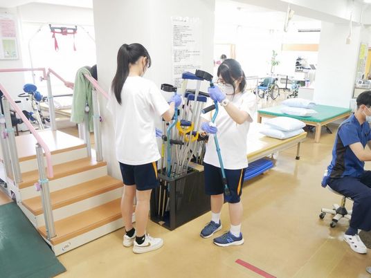 機能訓練室で準備する職員たち  