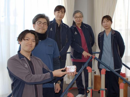 職員が並ぶ機能訓練室  