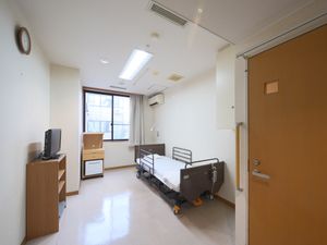 明るい居室の一室  