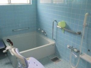 手すり付き浴室  