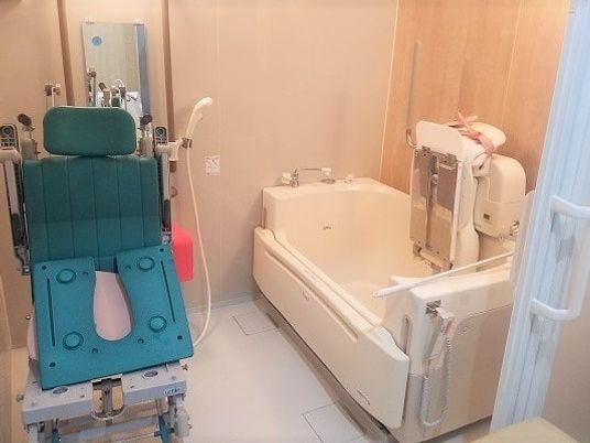 介助浴槽のある浴室  