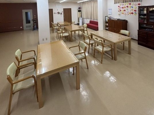 明るい食堂の室内  
