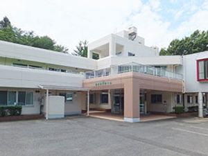 白い外観の建物