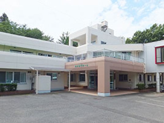 白い外観の建物