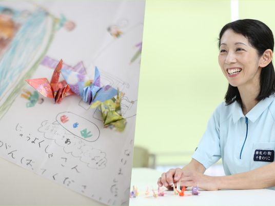 笑顔の職員と折り紙  