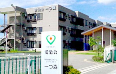 看板と建物の外観