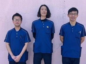 スタッフ3名の集合外観  