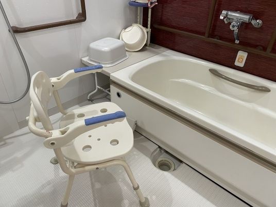 浴槽と介助用椅子の浴室  
