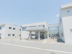 広々とした建物の外観