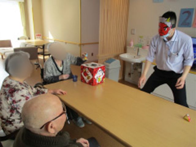 交流の様子の居室 居室 居室の広いテーブルでは、和やかに交流が行われています。自然の光が差し込む明るい空間です。
