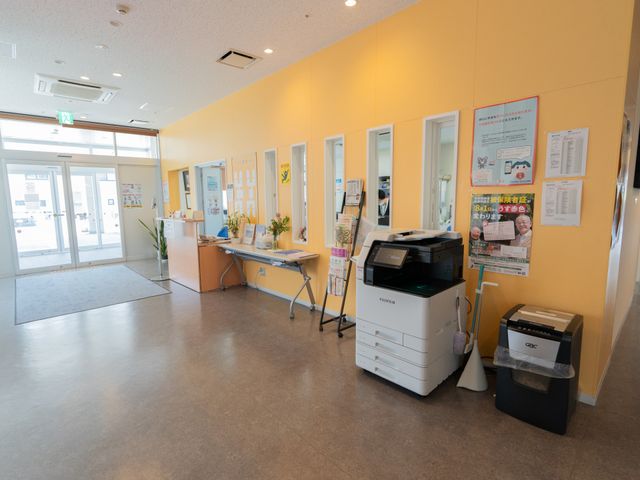 明るいロビー ロビー 広々とした明るい空間で、受付の横には多くの情報が並んでいます。快適な環境が整っています。
