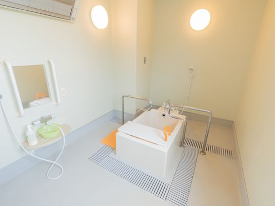 安全な広々とした浴室