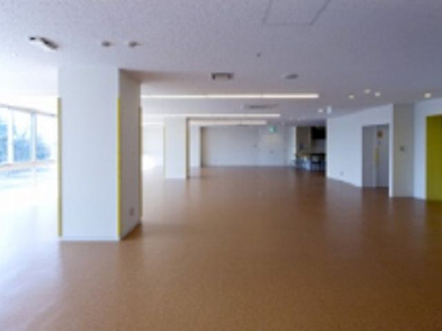 自然光の広々とした空間 多目的室 広々とした明るい空間で、自然光が差し込みます。多様な活動に適した設計です。