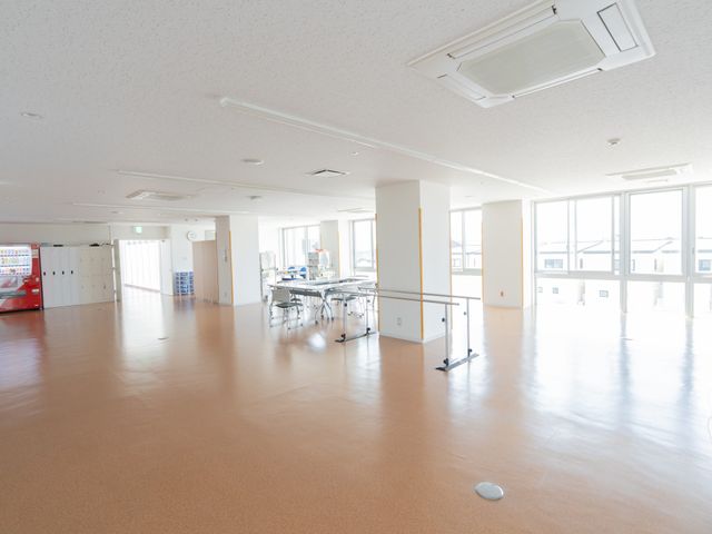 明るい機能訓練室 機能訓練室 広々とした明るい空間で、機能訓練が快適に行えます。自然光が優しく差し込む設計です。