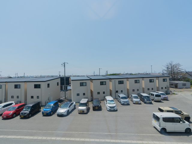 駐車場の外観 外観 広々とした敷地に、複数の車が整然と駐車されています。訪問者やスタッフに便利なスペースです。