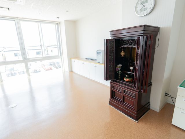 明るい窓辺の一角 内観 広々とした窓辺に、陽光が差し込む開放的な空間です。温かみのある床と調和が取れています。