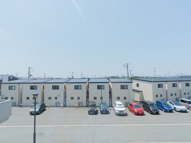駐車場と建物の外観 外観 清潔感のある外観が印象的です。車の出入りがしやすい広々とした駐車場があります。