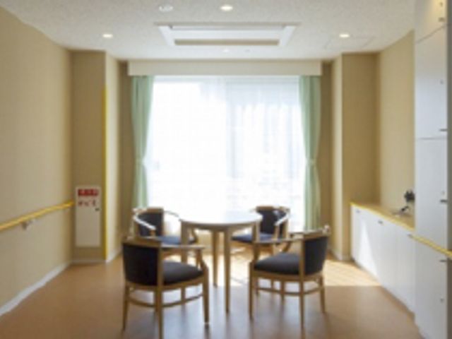 明るい空間のラウンジ ラウンジ 自然光がたっぷり入る広々としたラウンジです。リラックスして過ごすことができます。