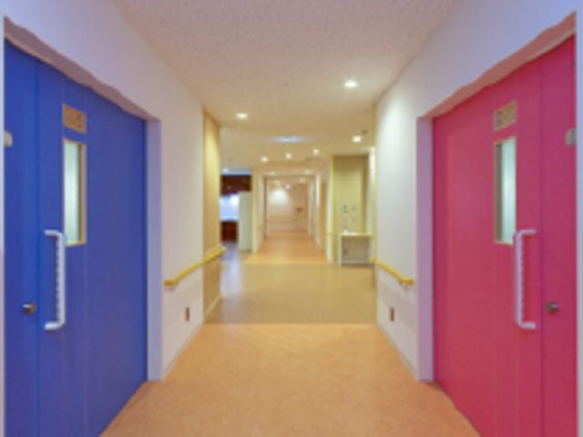 カラフルな廊下 廊下 色鮮やかなドアが並ぶ廊下です。左と右に青と赤のドアがあり、歩きやすい設計になっています。