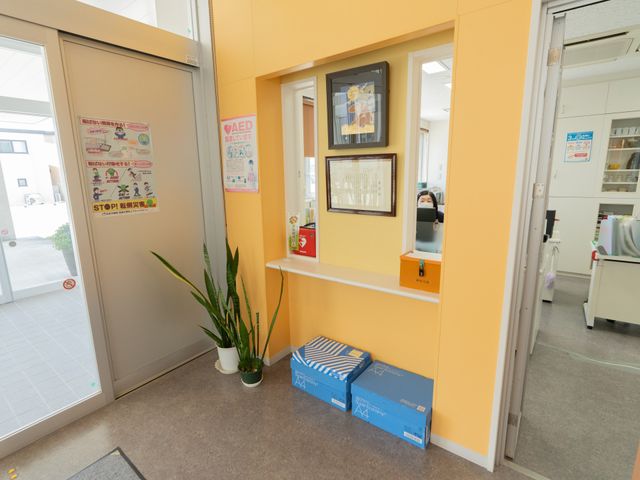 明るい受付の様子 フロント 明るく清潔な受付は、訪れる人に温かい印象を与えます。快適なサポートが期待できそうです。