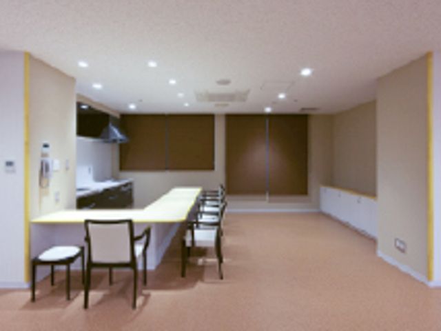 照明が明るい部屋 ダイニングルーム 広々として明るい空間です。ゆったりとしたテーブルと椅子があり、くつろぎの時間を過ごせます。