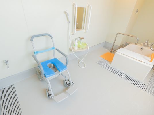 介助用設備が整った浴室