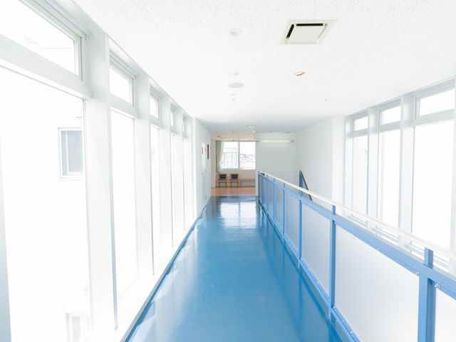 明るい廊下 廊下 自然光が差し込む広々とした通路です。開放的な空間が快適な移動をサポートします。