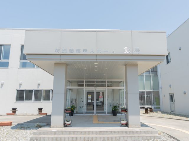 エントランスの外観 外観 明るい光が差し込むエントランスです。訪れる人を温かく迎える雰囲気がただよいます。