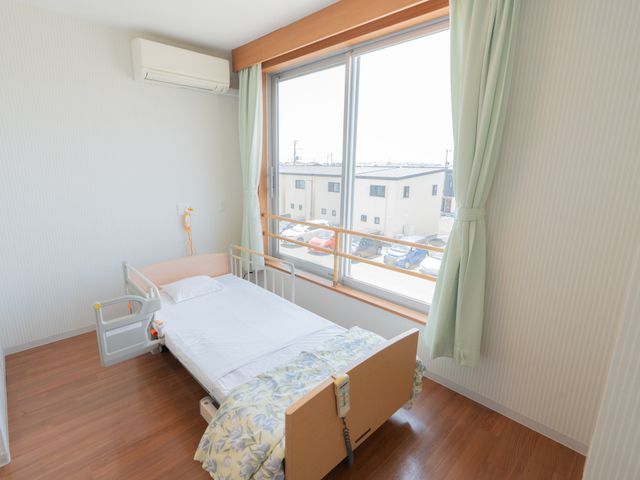 明るい窓のある居室 居室 自然光がたっぷり入る、広々とした居室です。快適な生活空間が整っています。