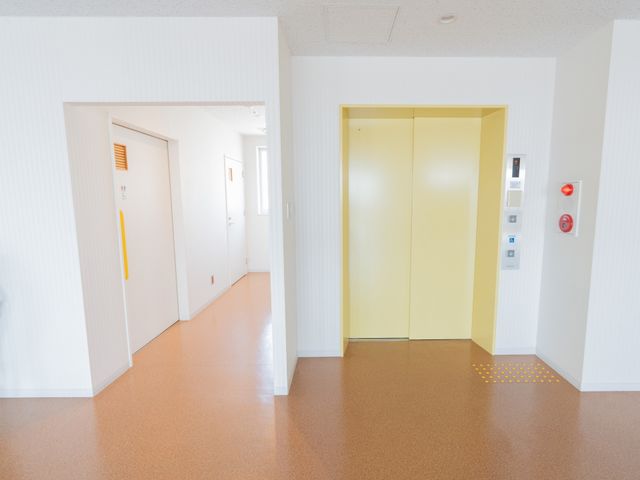 優しい色合いのエレベーター エレベーター やわらかな色合いのエレベーターで、穏やかな気持ちで移動できます。安全性もしっかり考慮されています。