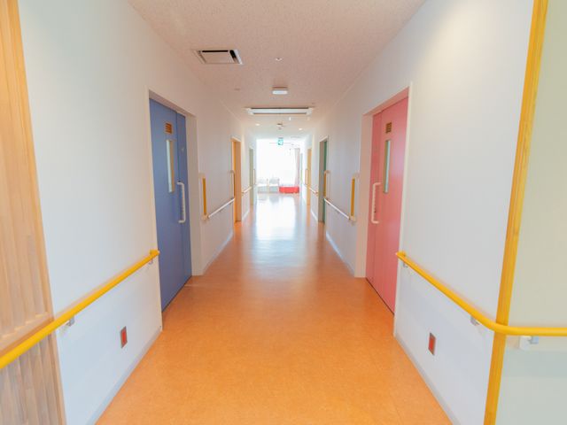 明るい廊下の様子 廊下 自然光が心地よく差し込む廊下は、利便性を考慮した設計になっています。