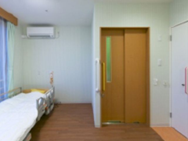 明るい空間の居室 居室 広々とした居室には、自然光が差し込む大きな窓があり、快適に過ごせる環境が整っています。