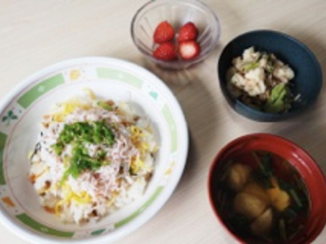栄養満点の食事例 料理 色とりどりの食事を楽しめる環境です。健康を考えたメニューが充実しています。