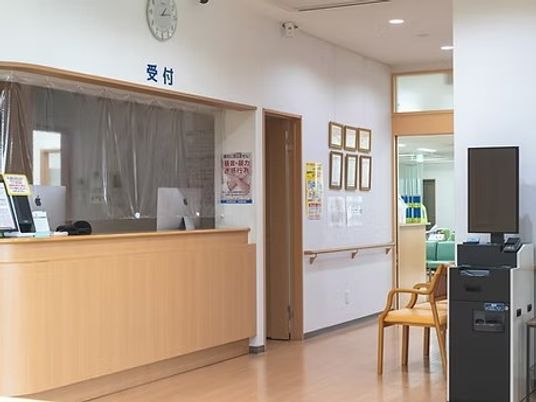 受付カウンターのある廊下  