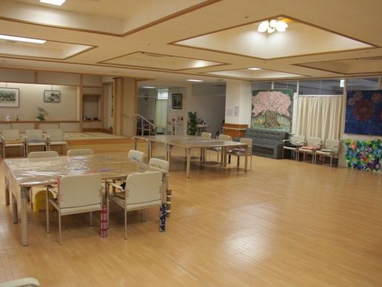 広い食堂の室内  